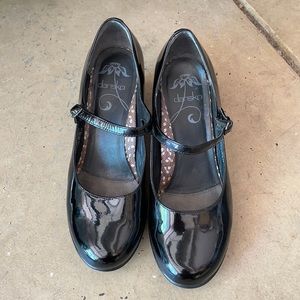 Dankso size 40 pumps patent black